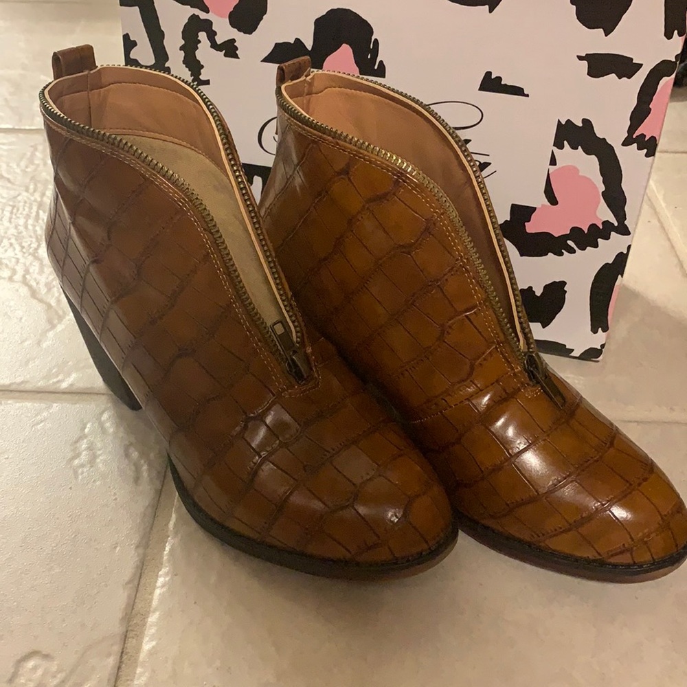 Mata croc booties size 8.5